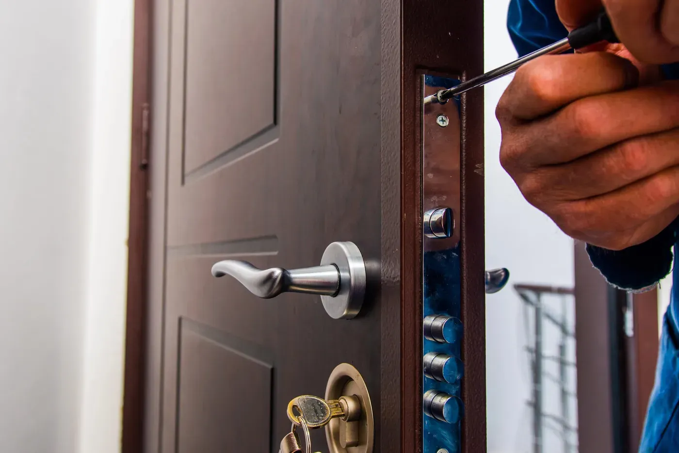 Serrurier installant une serrure de sûreté sur une porte d'appartement au Kremlin-Bicêtre (94270)